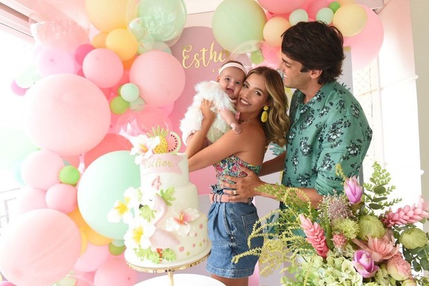 Carol Dias e Kaká comemoram 4 meses de Esther (Foto: Reprodução/Instagram)