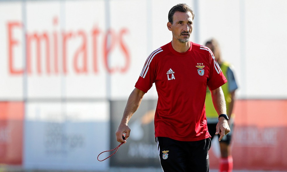 Luis Andrade como técnico do Benfica — Foto: Benfica/Divulgação