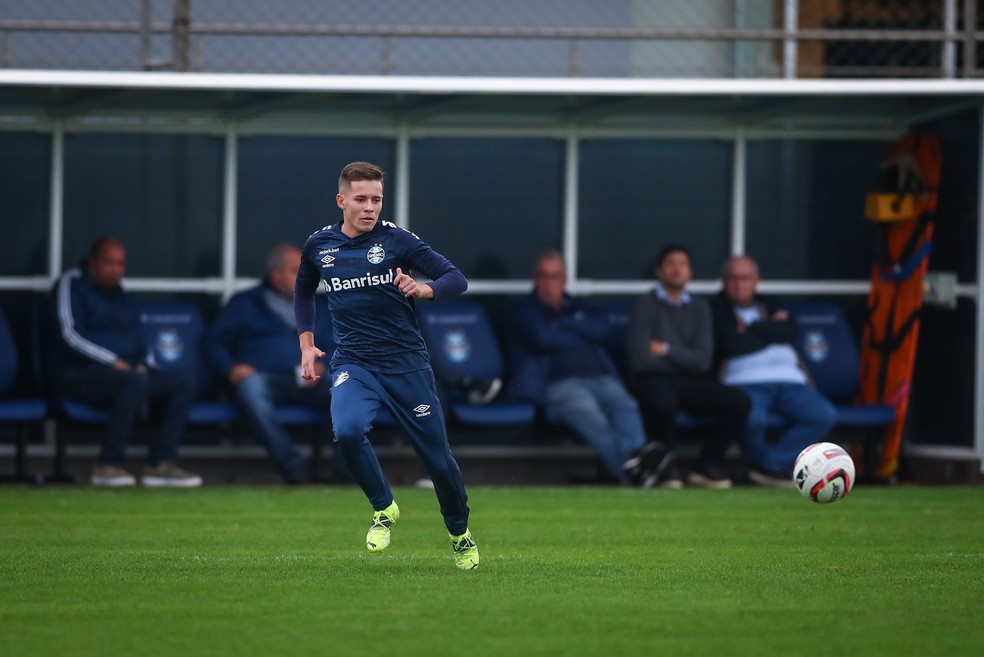 Grêmio reconhece necessidade de contratar um meia-armador e testa Pedro Lucas