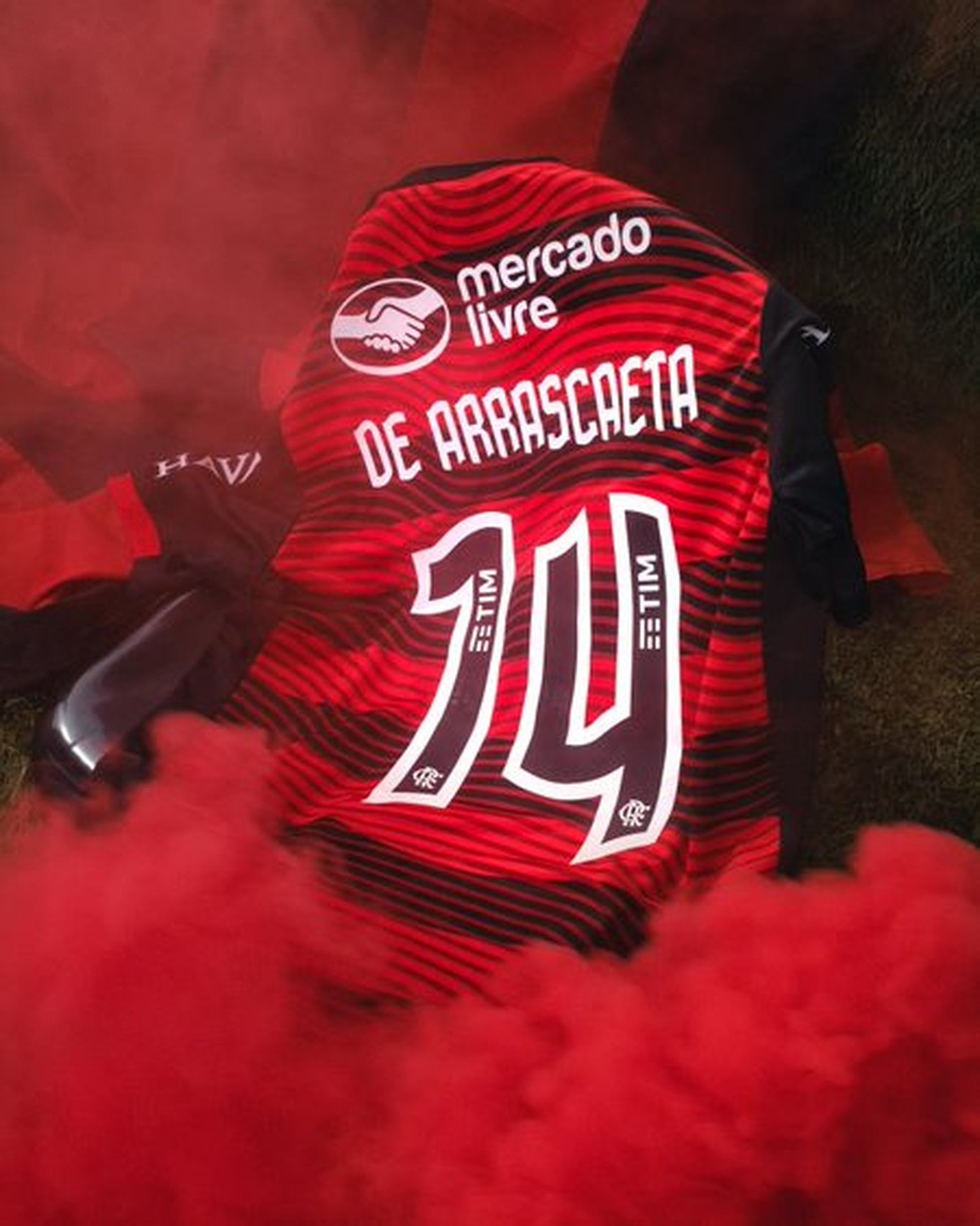Nova camisa do Flamengo com o nome de Arrascaeta — Foto: Reprodução