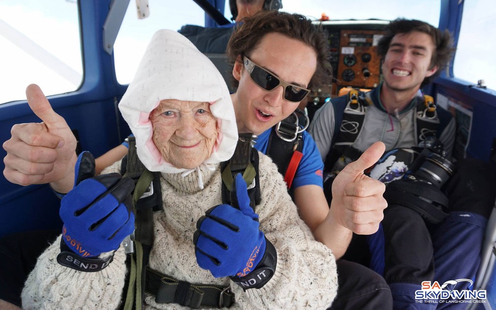 Irene O'Shea dentro do avião e prestes a saltar, acompanhada pelo instrutor Jed Smith — Foto: Reprodução/Facebook/SA Skydiving