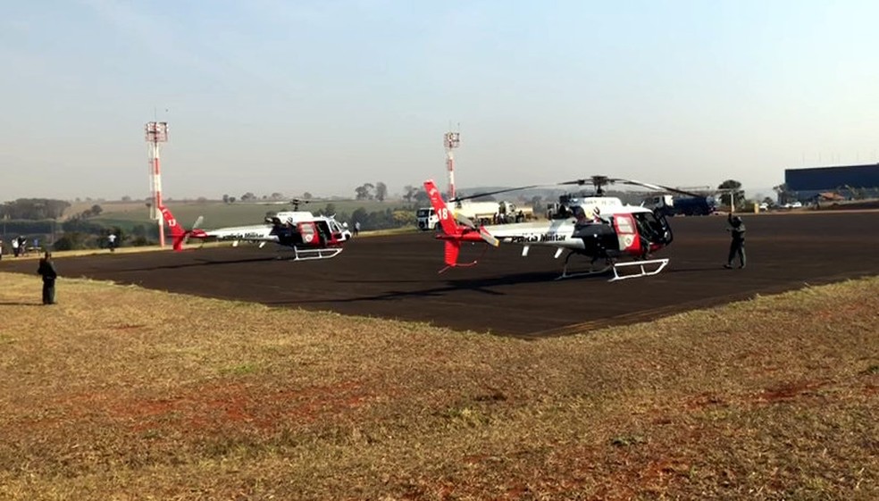 Helicópteros da PM auxiliam no combate às chamas em Águas da Prata — Foto: João Vitor Neo/EPTV