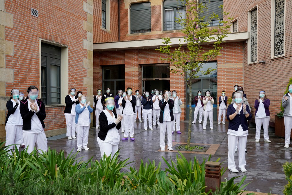 Funcionários de um asilo em Guernica, na Espanha, em 2 de abril de 2020 — Foto: Vincent West/Reuters