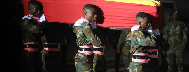 Corpo de Atsu chega a Gana — Foto: Nipah Dennis / AFP