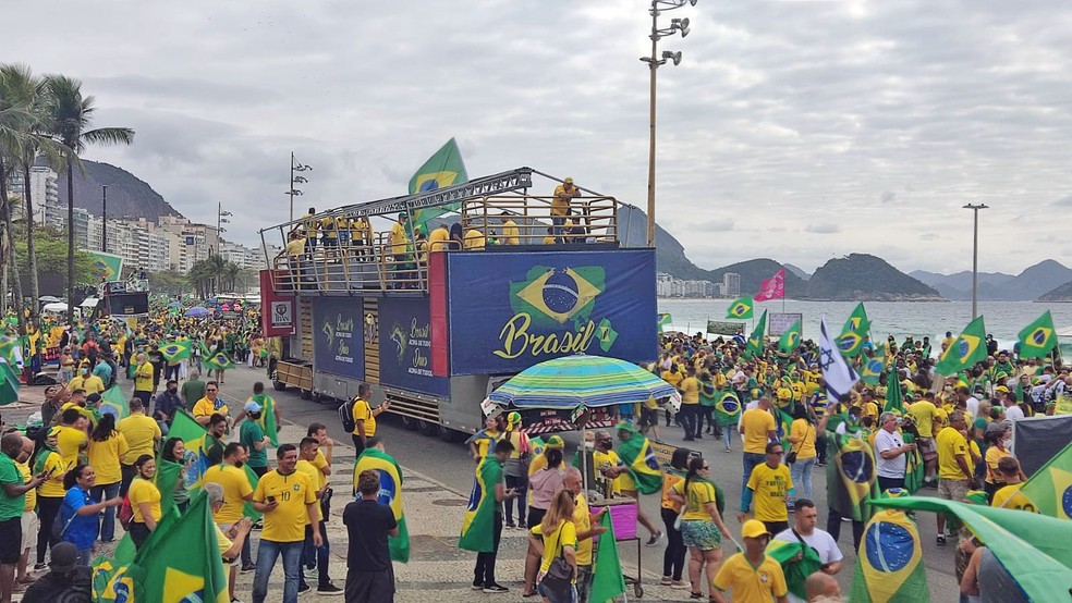 Apoiadores de Bolsonaro se reúnem em Copacabana — Foto: G1 Rio
