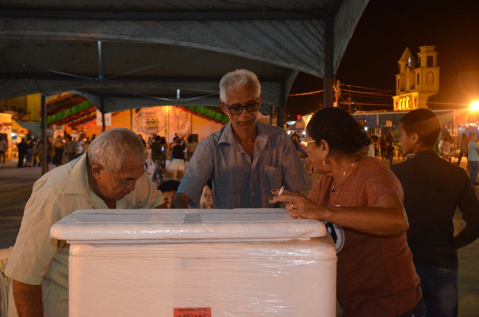 Luiz Pereira trabalha no Parque do Povo desde 2009 e perdeu tudo que tinha com o incêndio — Foto: Iara Alves/G1