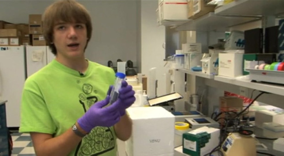 Aos 15 anos, Jack Andraka já trabalha em laboratórios — Foto: BBC