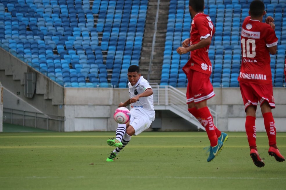 Pablo, de falta, fez o gol do empate do ABC, nos acrÃ©scimos do segundo tempo (Foto: Andrei Torres/ABC)