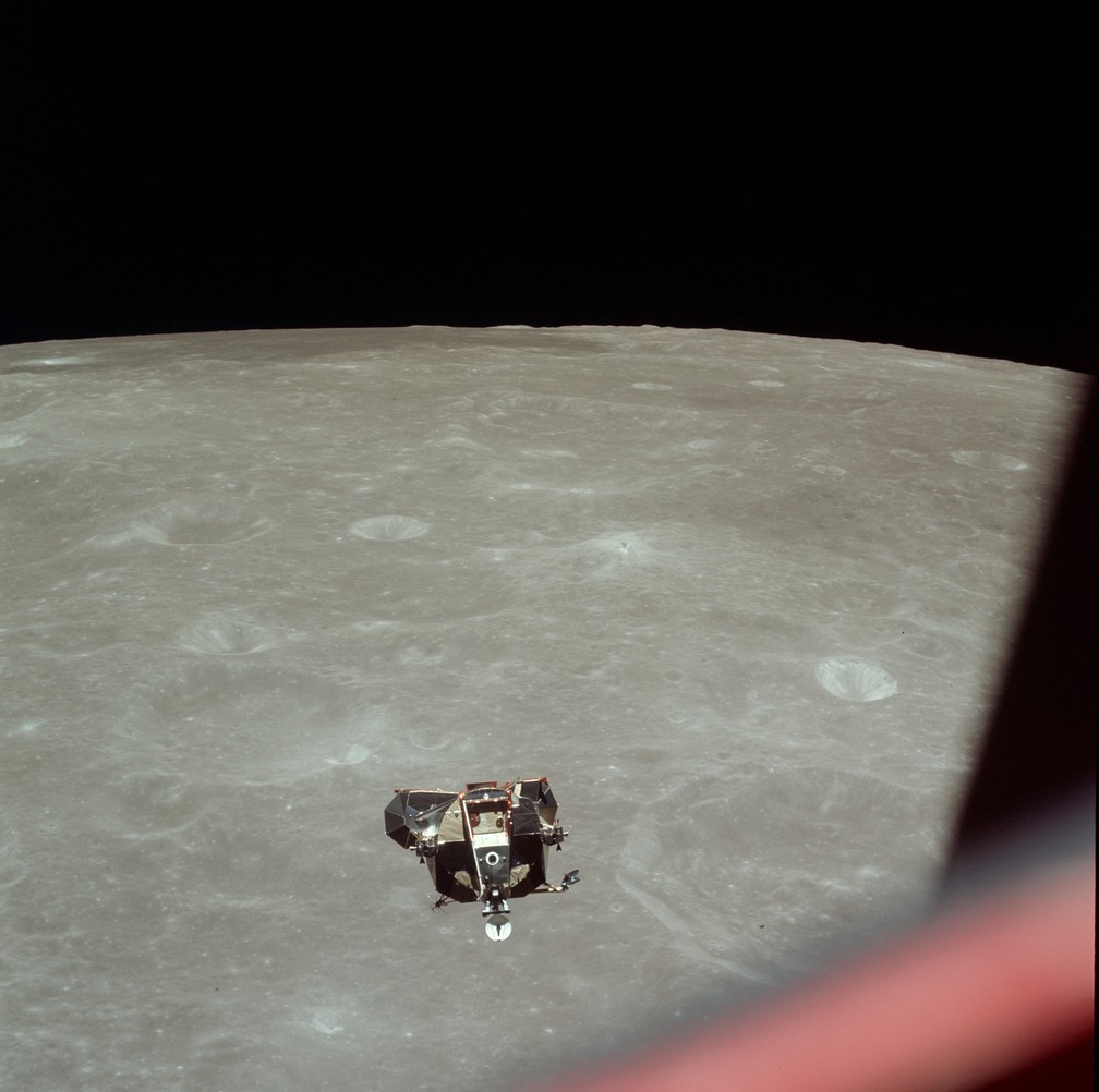 Módulo lunar se aproxima do centro de comando para o "rendez-vous" (encontro) — Foto: Divulgação/Nasa