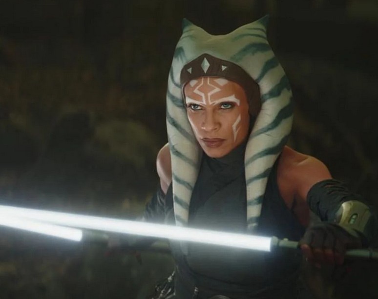 Rosario Dawson em cena da franquia Star Wars como a guerreira Ahsoka Tano (Foto: Reprodução)