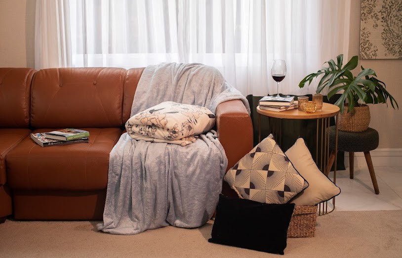 Cada assento do sofá deve ter, no mínimo, 80 cm de largura. (Foto: Reprodução/Shoptime)