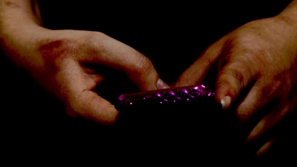 Jovem estava sendo chatageada pela internet, em Colatina (Foto: Reprodução/ TV Gazeta)