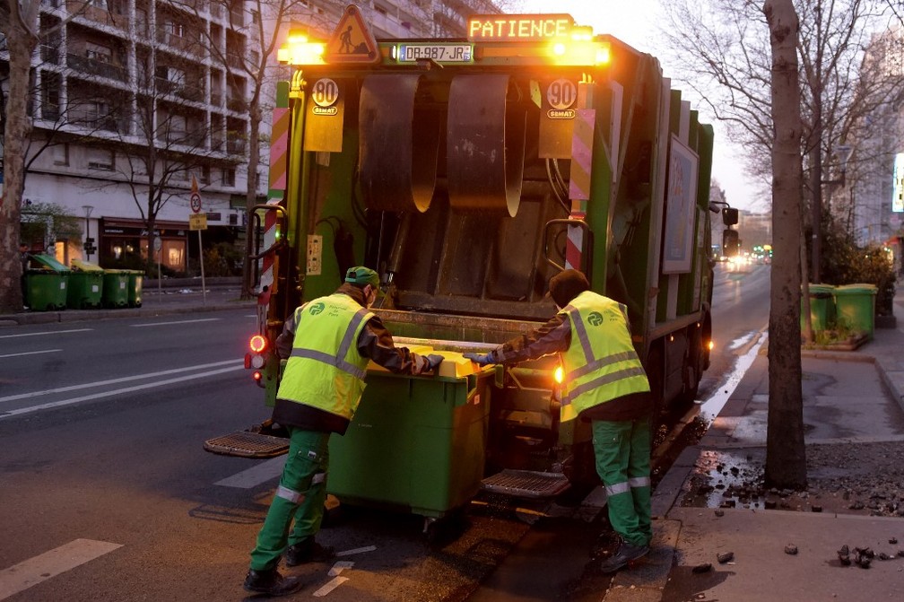 Lixeiros trabalham em Paris no oitavo dia de isolamento devido ao coronavírus, em 24 de março de 2020 — Foto: Eric Piermont/ AFP