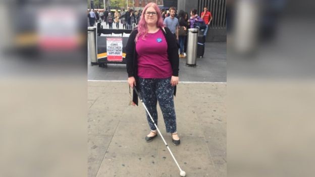 Amy Kavanagh disse que pessoas com deficiência são 'frequentemente' alvos de memes e piadas online (Foto: Amy Kavanagh via BBC News Brasil)