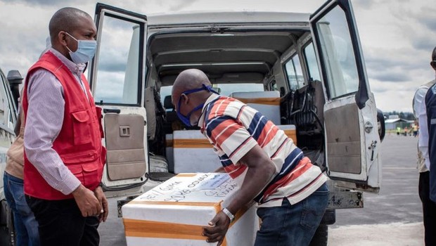 Suprimentos da Covax sendo carregados na República Democrática do Congo (Foto: Getty Images via BBC)