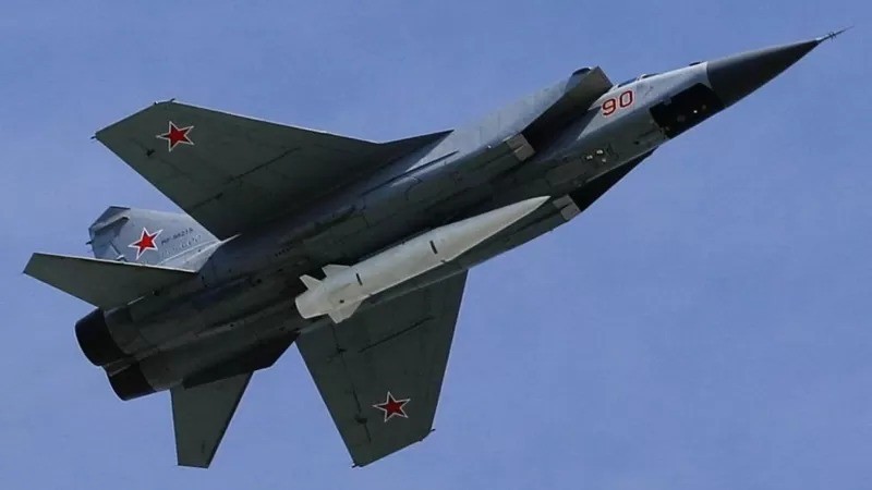 Jato MiG-31 carrega um míssil Kinzhal sobre Moscou em registro feito em maio de 2018 (Foto: GETTY IMAGES via BBC)