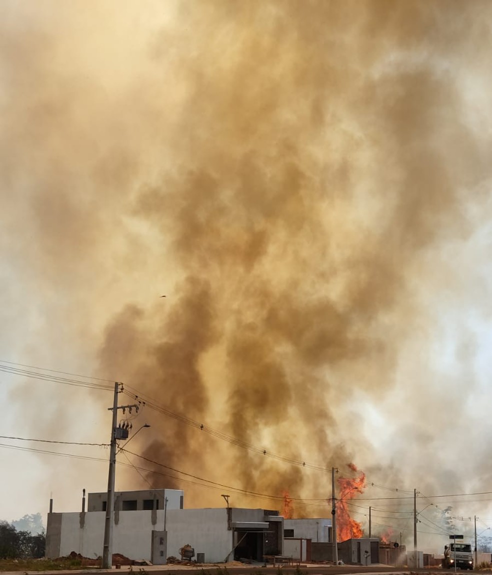 Incêndio chegou próximo às casas e assustou moradores do Residencial Moacyr Trentin, nesta quinta-feira (19) — Foto: Victoria Spadaro Grainger