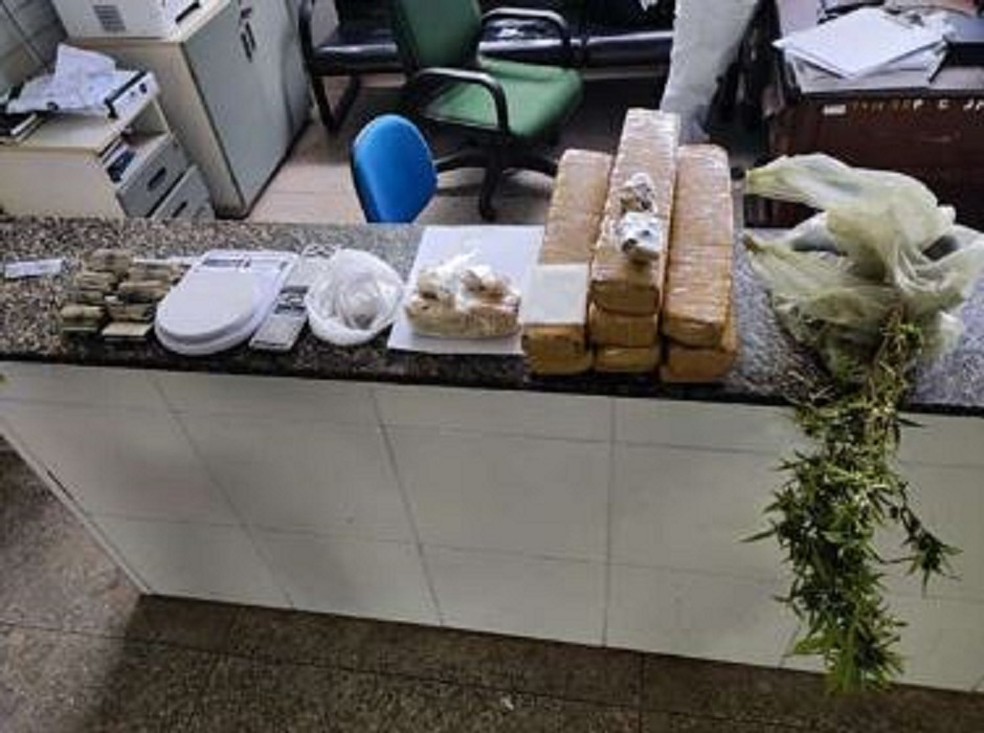 PM apreendeu mais de 8 quilos de maconha, crack e materiais do tráfico de drogas em casa onde idosa estava abandonada em Tianguá. — Foto: Polícia Militar/ Divulgação