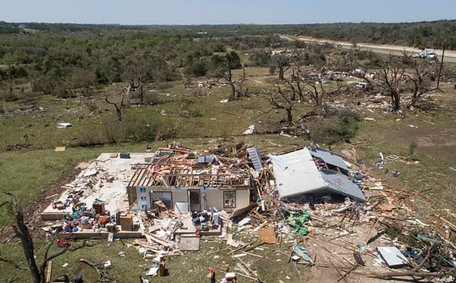 Tornado destruiu casas, no Texas (Foto: Reprodução/Daily Mail)