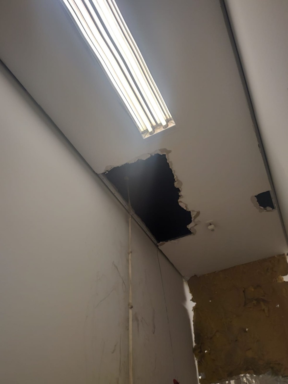 Suspeitos abriram buraco no forro da agência.  — Foto: Polícia Militar/Cedida