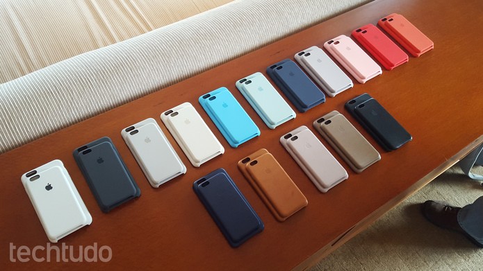 Novo iPhone tem capinhas de plástico e de couro (Foto: Thássius Veloso/TechTudo)