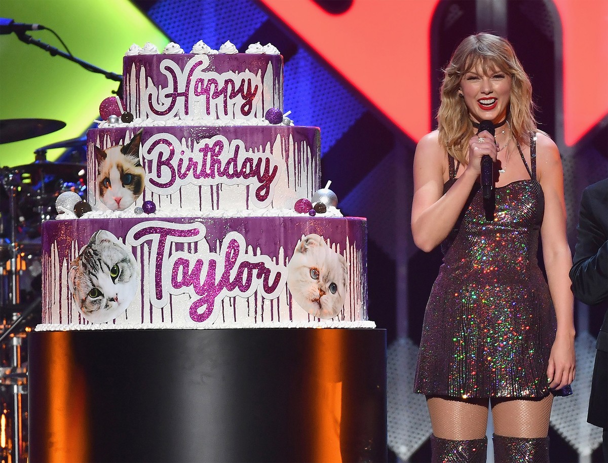 Taylor Swift celebra aniversário de 30 anos em show e ganha bolo