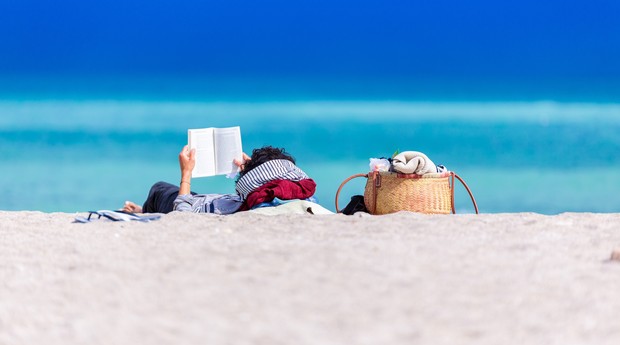 praia, recesso, férias, leitura, livro, descanso, estresse (Foto: Reprodução/Unsplash)