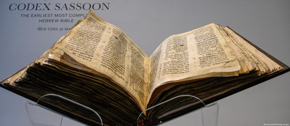 Restam poucos exemplares de versões antigas da Bíblia, como este Codex Sassoon, o mais antigo em hebraico — Foto: Ed Jones/AFP