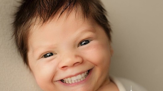 Fotógrafa acrescenta dentes em fotos de recém-nascidos e o resultado é assustador: "Bebês são perfeitos sem os dentes", diz
