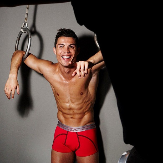 EGO - Cristiano Ronaldo exibe barriga trincada em bastidores de ...