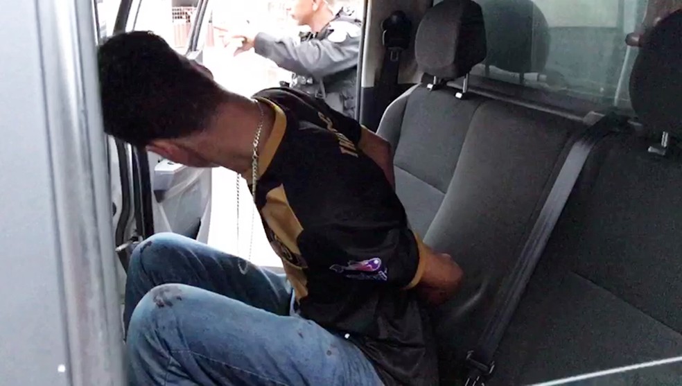 Suspeito foi atendido pelo Samu e levado para Hospital de Trauma de João Pessoa sob custódia (Foto: Walter Paparazzo/G1)