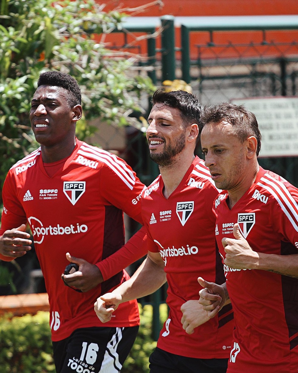 Leo, Calleri e Rafinha correm no CT do São Paulo — Foto: São Paulo FC