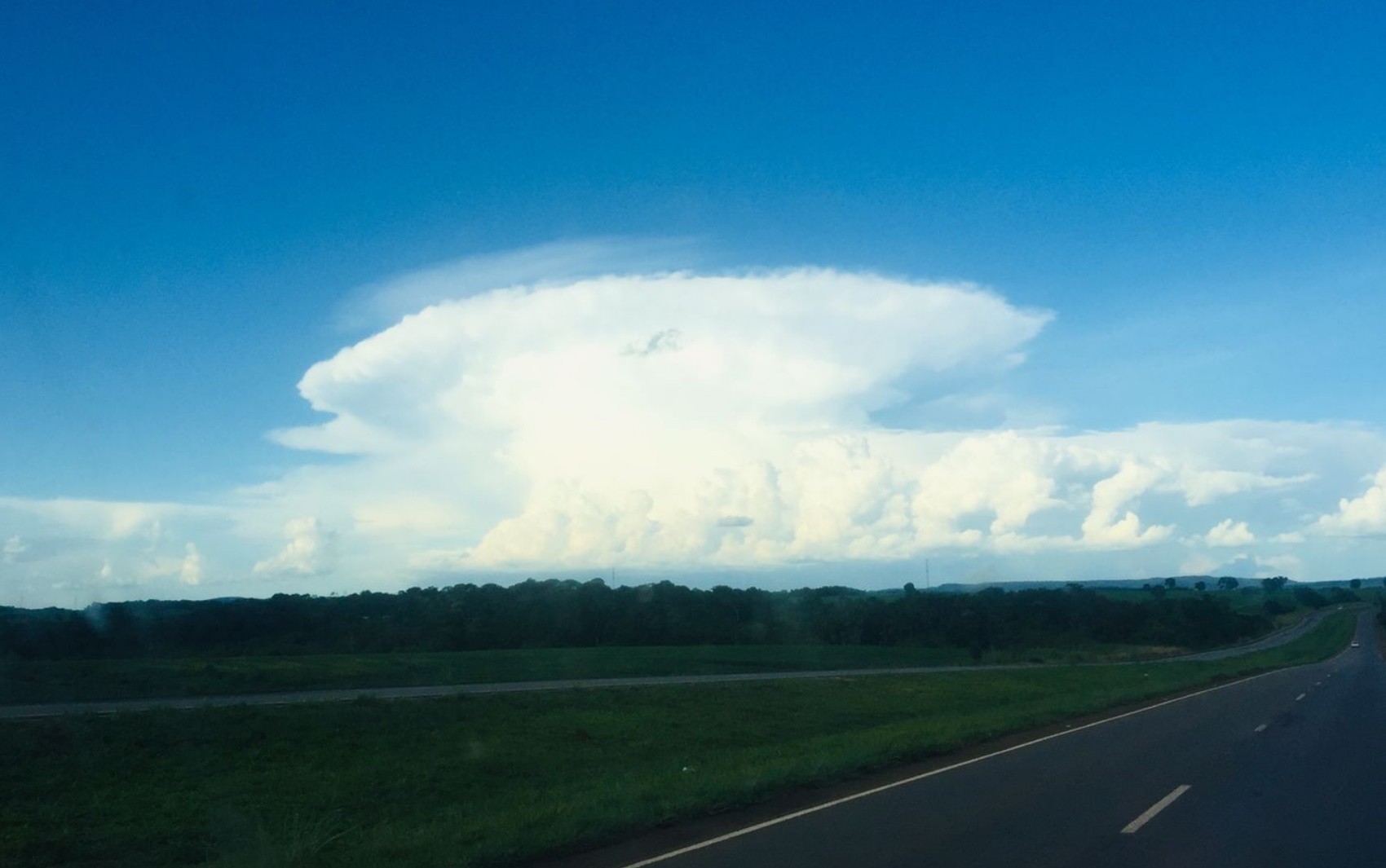 Nuvem em formato de cogumelo chama a atenção em Goiás; vídeo
