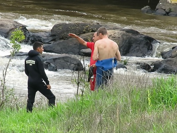 Bombeiros fazem busca por corpo de mulher que se afogou em Bandeira do Sul (MG) (Foto: Marcos Côrrea)