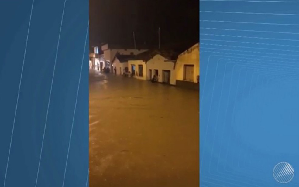 Em Itarantim, casa ficaram alagadas após temporal (Foto: Reprodução / TV Bahia)
