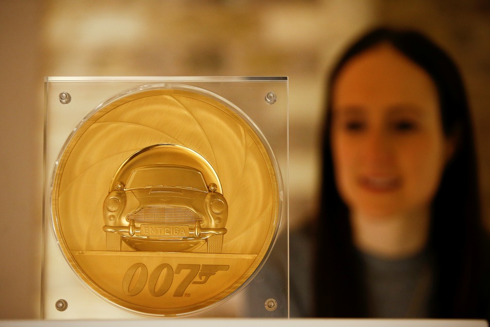 Moeda de ouro de 7kg exposta na Casa da moeda britânica em homenagem a James Bond — Foto: REUTERS/Henry Nicholls
