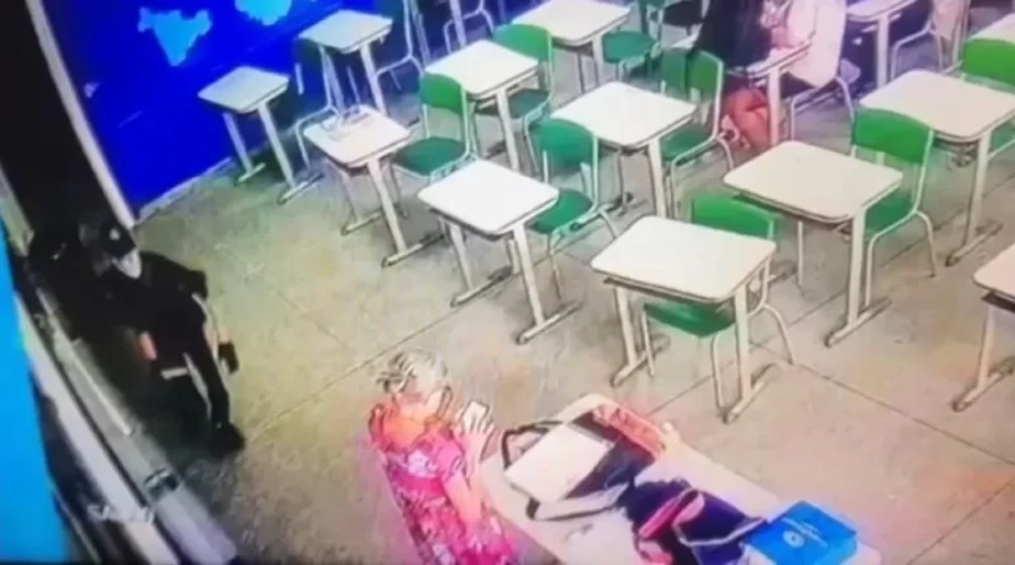 Momento em que adolescente surpreende professora, que mexia no celular quando foi atacada