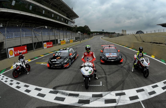 Moto Rápida Na Pista De Corrida Diversão Foto de Stock - Imagem de