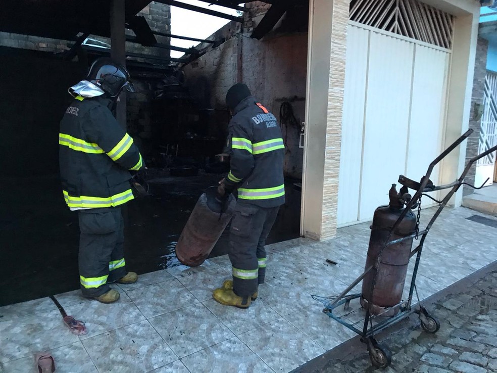 Militares do Corpo de Bombeiros foram acionados para controlar as chamas — Foto: Ascom/Bombeiros