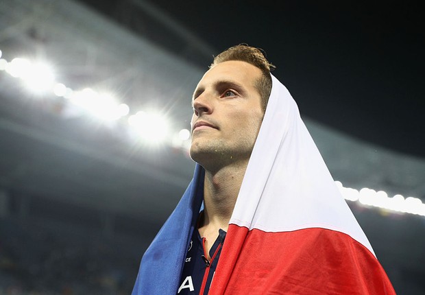 O atleta francês Renaud Lavillenie chorou na cerimônia de premiação ao levar a medalha de prata no salto com vara (Foto: Paul Gilham/Getty Images)