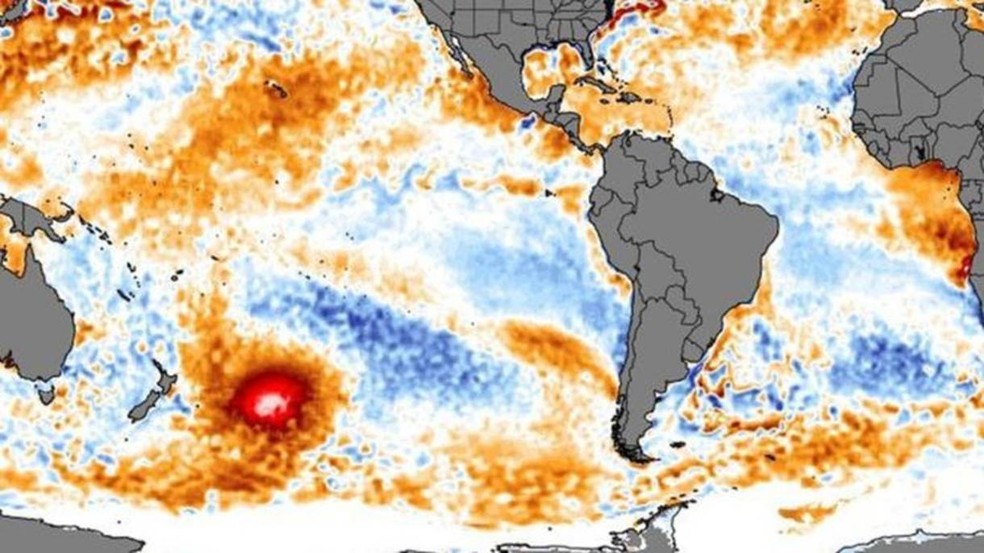 A mancha de água quente foi identificada por imagens de satélite. Ela é do tamanho de mais da metade do México — Foto: Climatere Analyzer/BBC