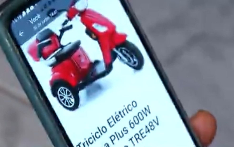 Aposentada com tumor no joelho faz empréstimo para comprar triciclo elétrico pela internet e não recebe o veículo, em Trindade, Goiás — Foto: Reprodução/TV Anhanguera