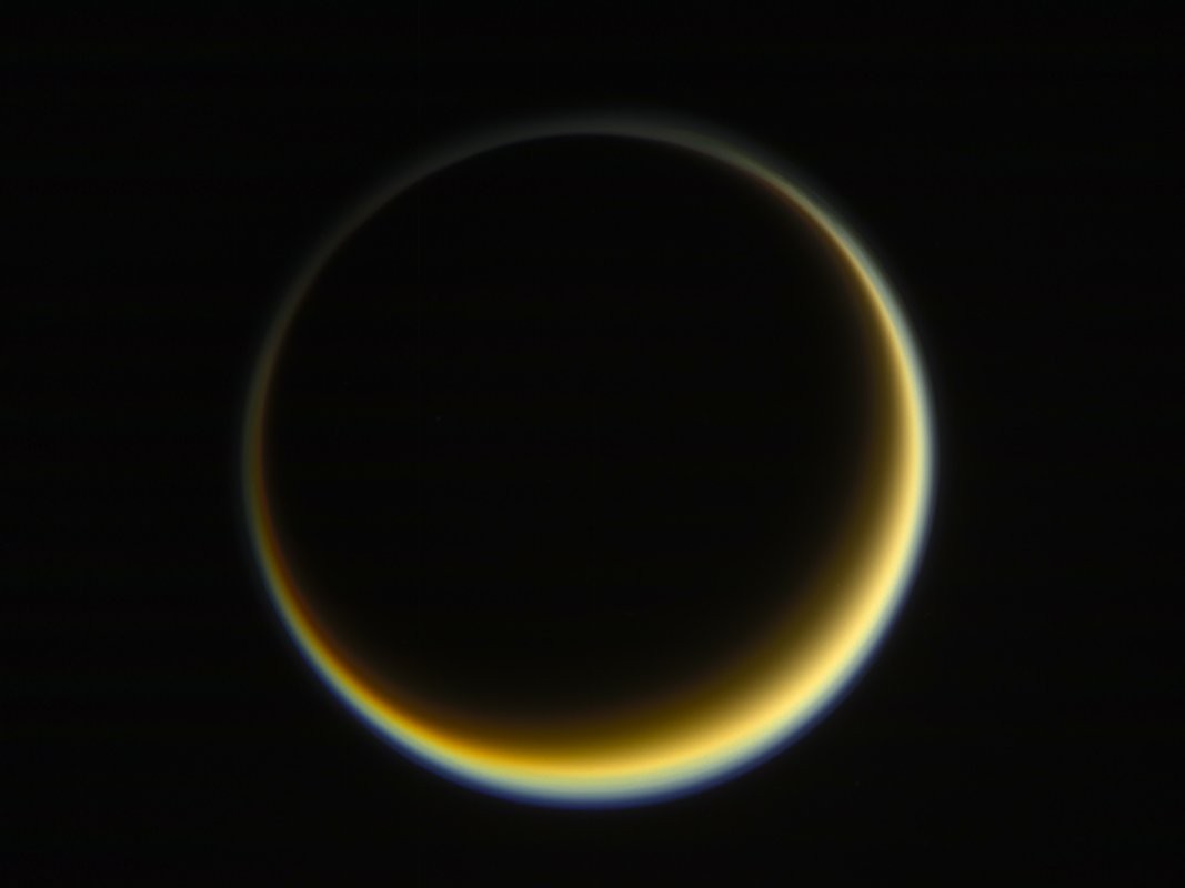 Vista noturna da lua Titã, de Saturno, destacando a nebulosidade do satélite natural (Foto: NASA/JPL-Caltech/Space Science Institute)