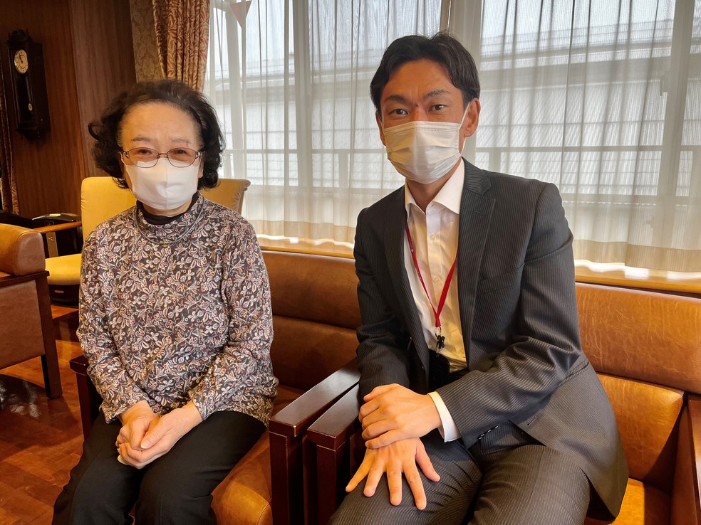 Kimiko Izumi ao lado de Katsuharu Nishiwaki, diretor da instituição de longa permanência  — Foto: Mariza Tavares