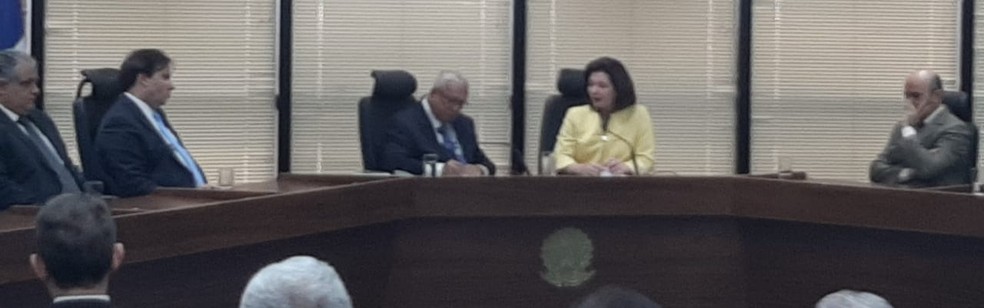 O procurador-geral da República interino, Alcides Martins (centro), ao lado da agora ex-procuradora-geral Raquel Dodge  — Foto: Rosanne D'Agostino/G1