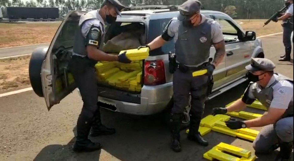 Motorista é preso com quase 400 quilos de maconha em rodovia de Guarantã — Foto: Polícia Rodoviária/Divulgação