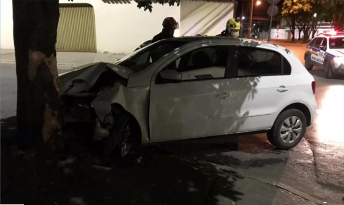 Motorista é detida por embriaguez após bater carro em árvore; filhos, de 1 e 3 anos, estavam no veículo