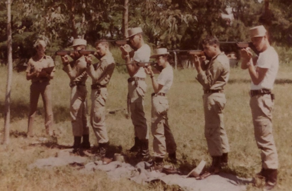 Coronel durante aula de tiro com outros militares — Foto: Arquivo Pessoal / Divulgação