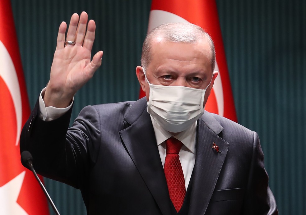 Presidente da Turquia, Recep Tayyip Erdogan, usa máscara durante discurso em 3 de novembro — Foto: Adem Altan/AFP