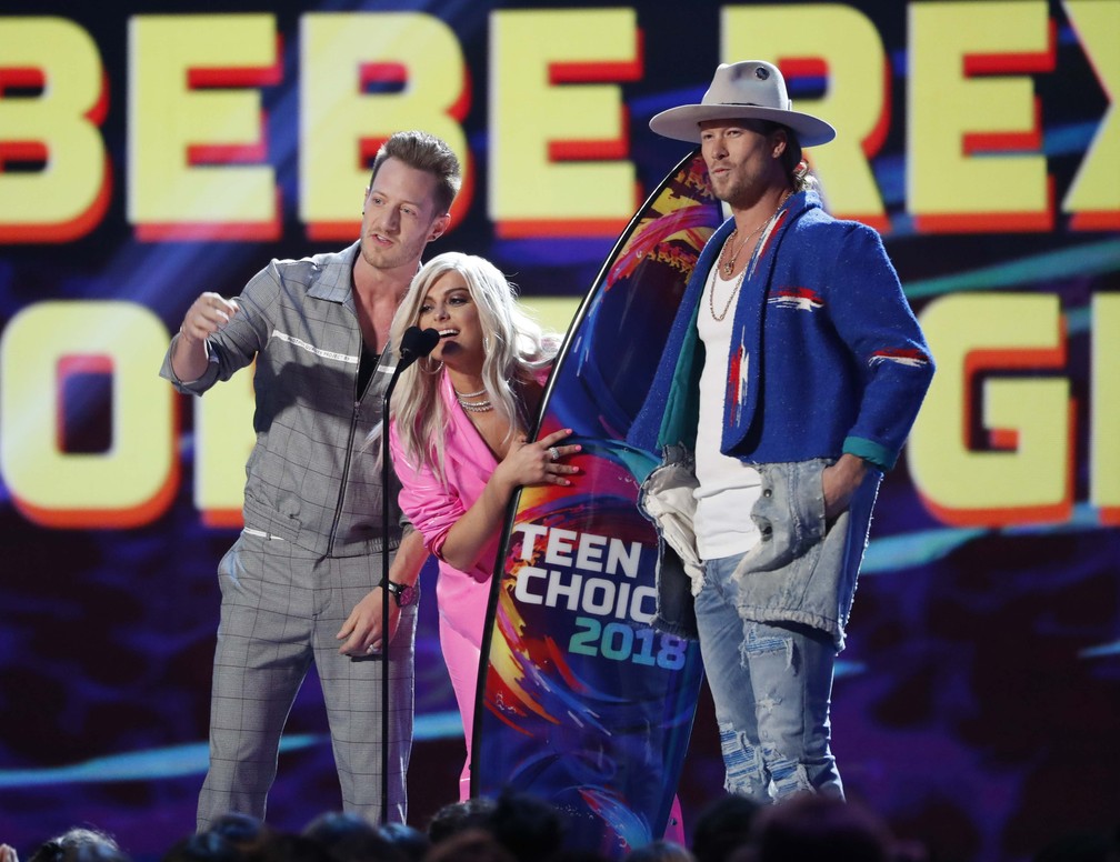 Bebe Rexha, Tyler Hubbard e Brian Kelley durante o Teen Choice Awards 2018 (Foto: REUTERS/Mario Anzuoni)